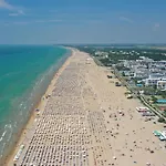 Апартаменти Cozy Flat Perfect For Families Next To The